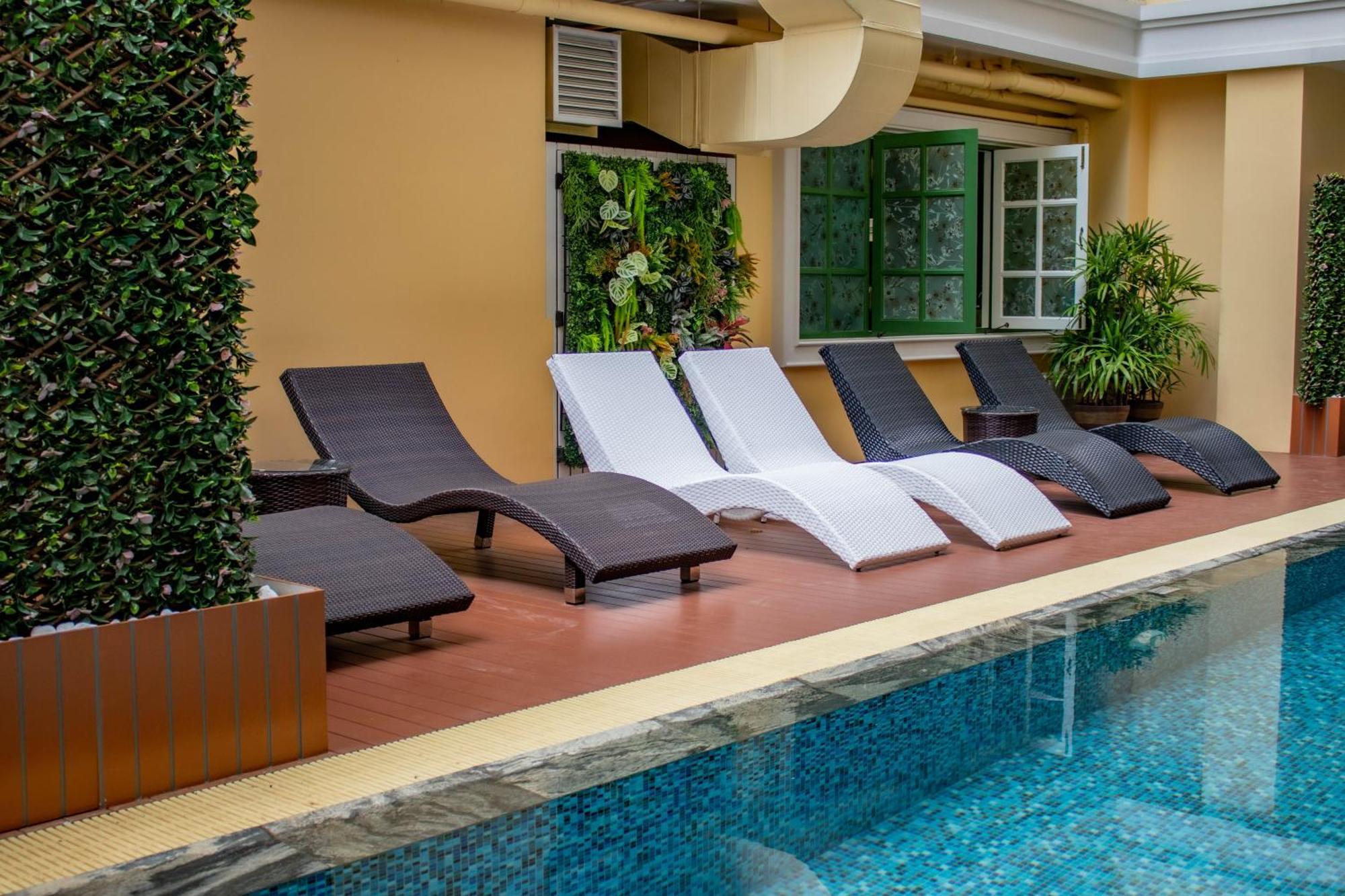 Siri Grand Bangkok Hotel Екстериор снимка