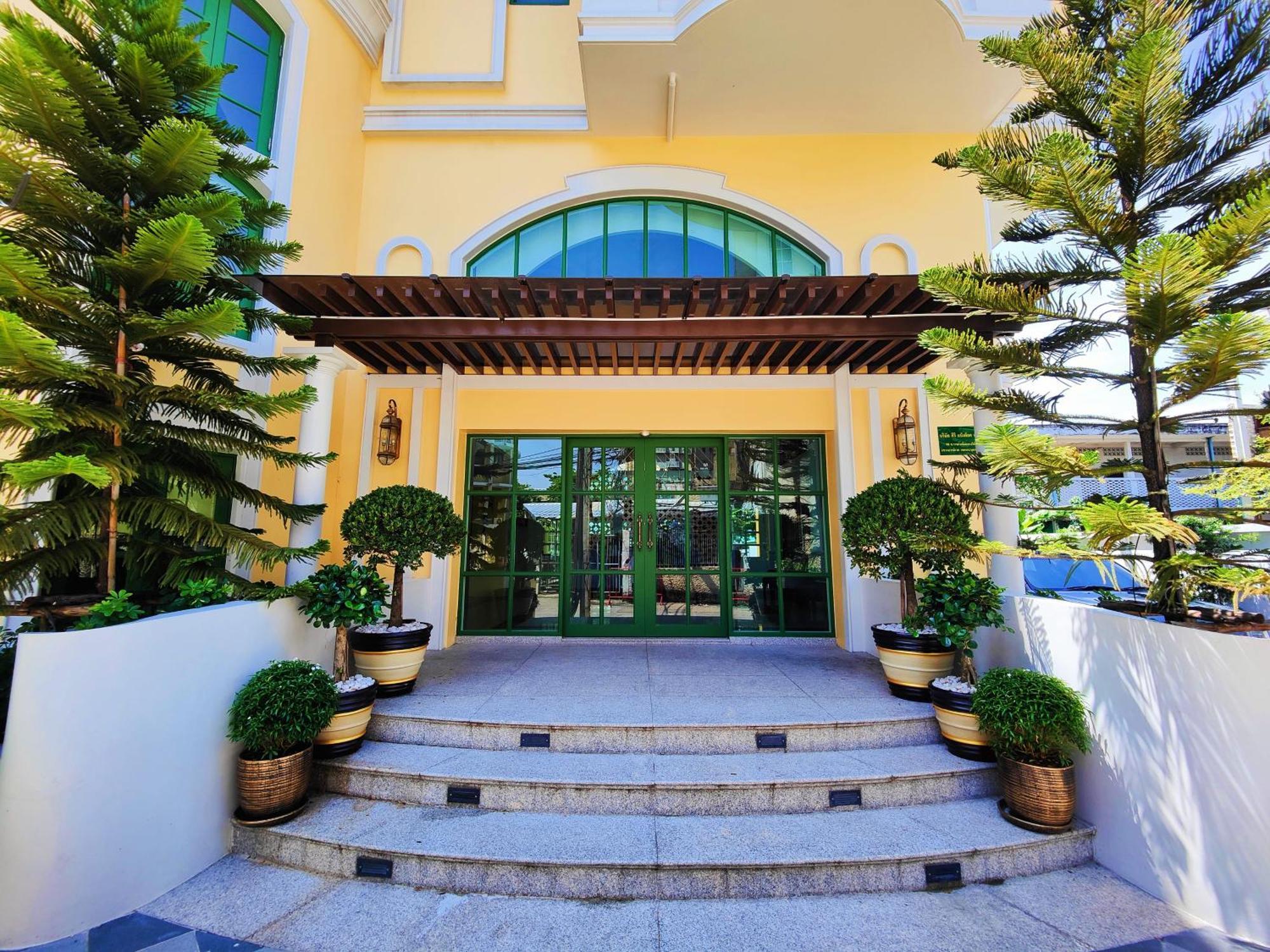 Siri Grand Bangkok Hotel Екстериор снимка