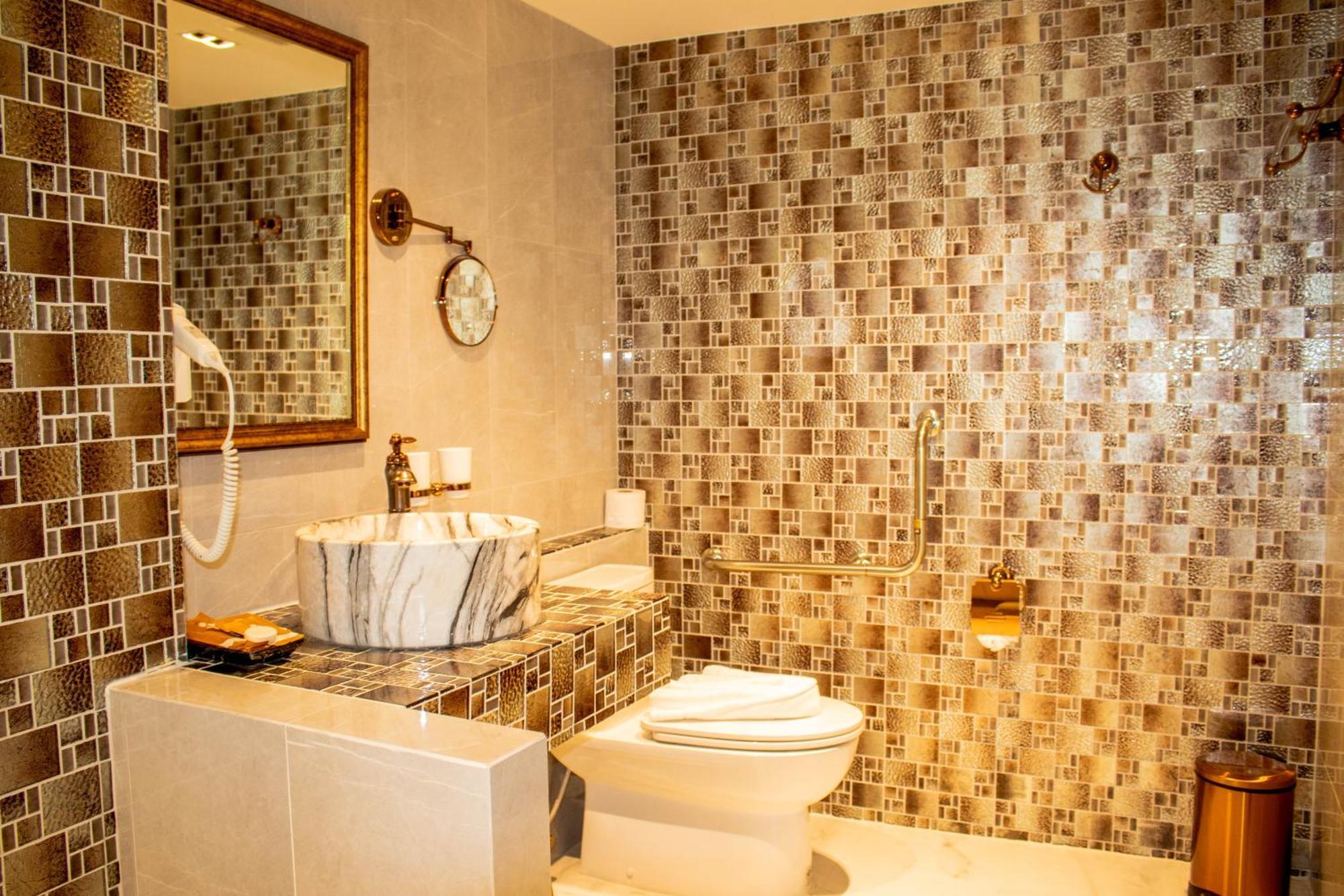 Siri Grand Bangkok Hotel Екстериор снимка