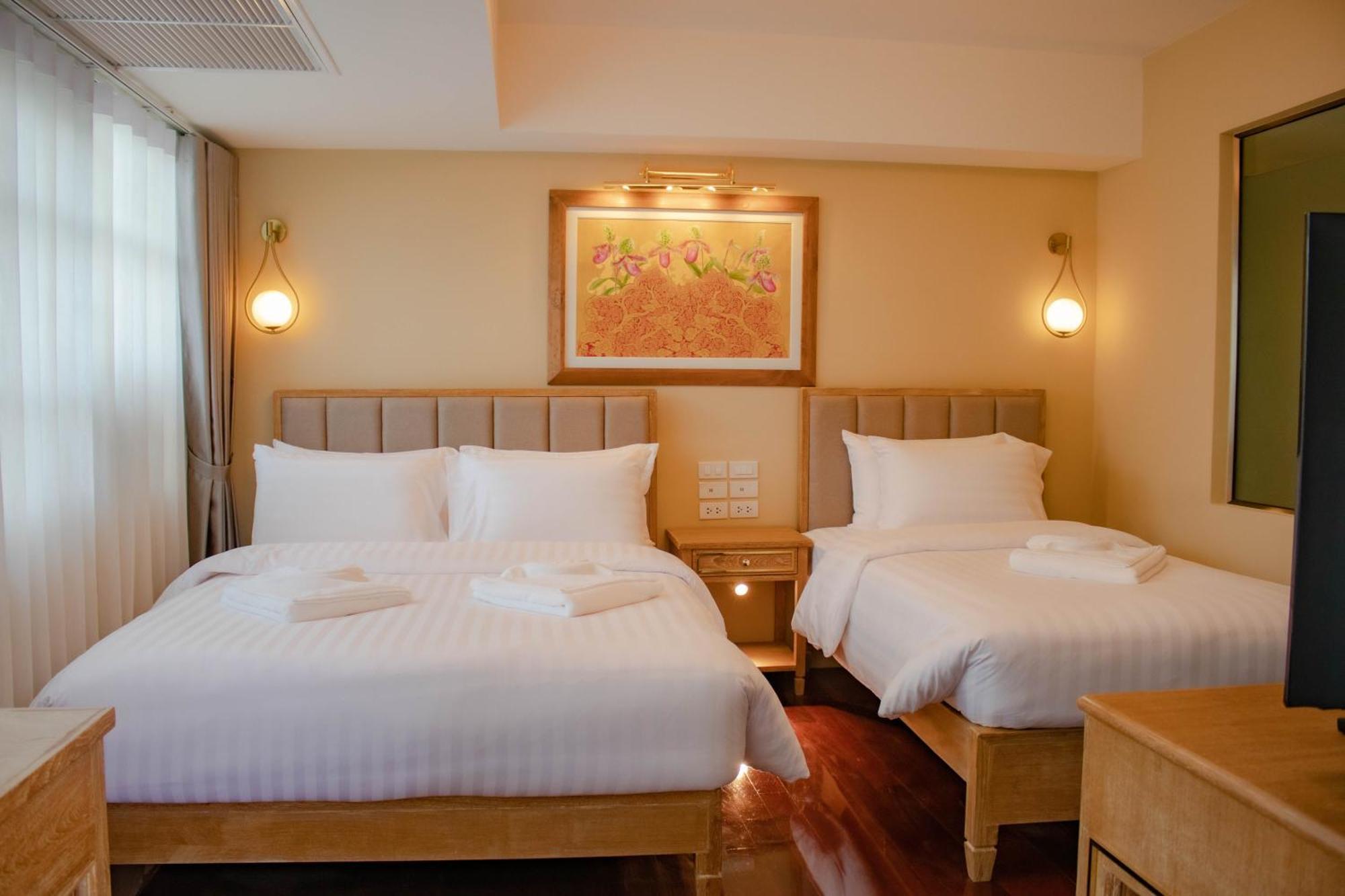 Siri Grand Bangkok Hotel Екстериор снимка