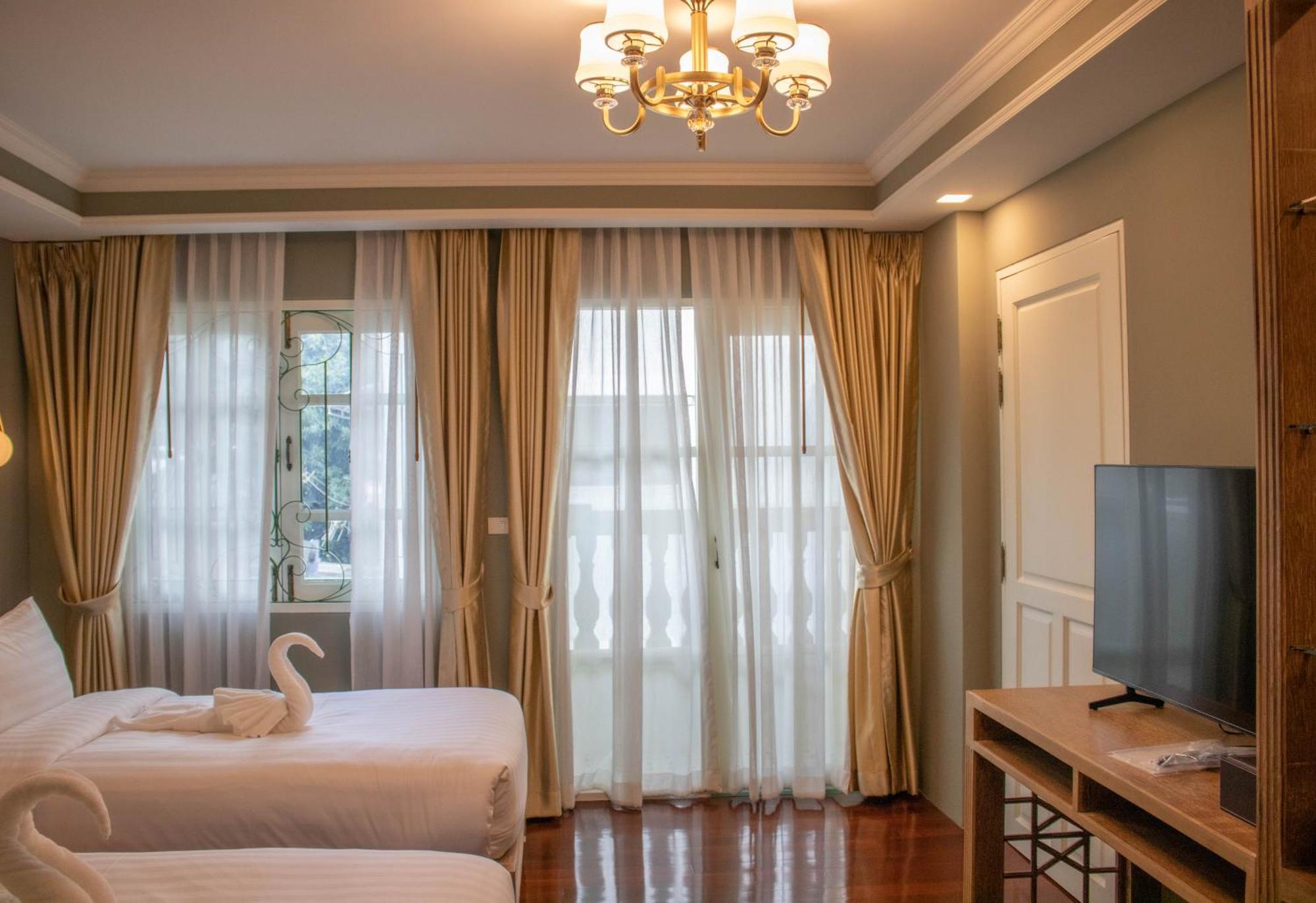 Siri Grand Bangkok Hotel Екстериор снимка