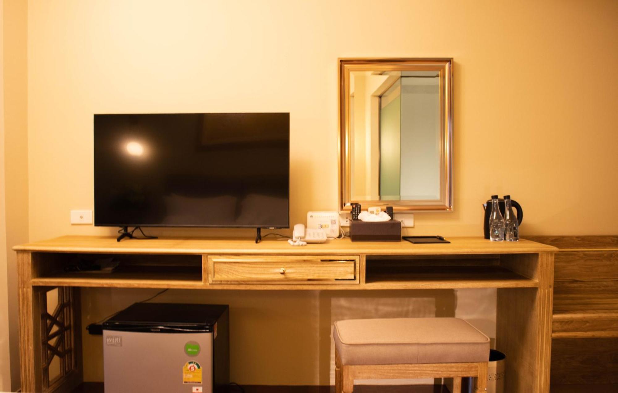 Siri Grand Bangkok Hotel Екстериор снимка