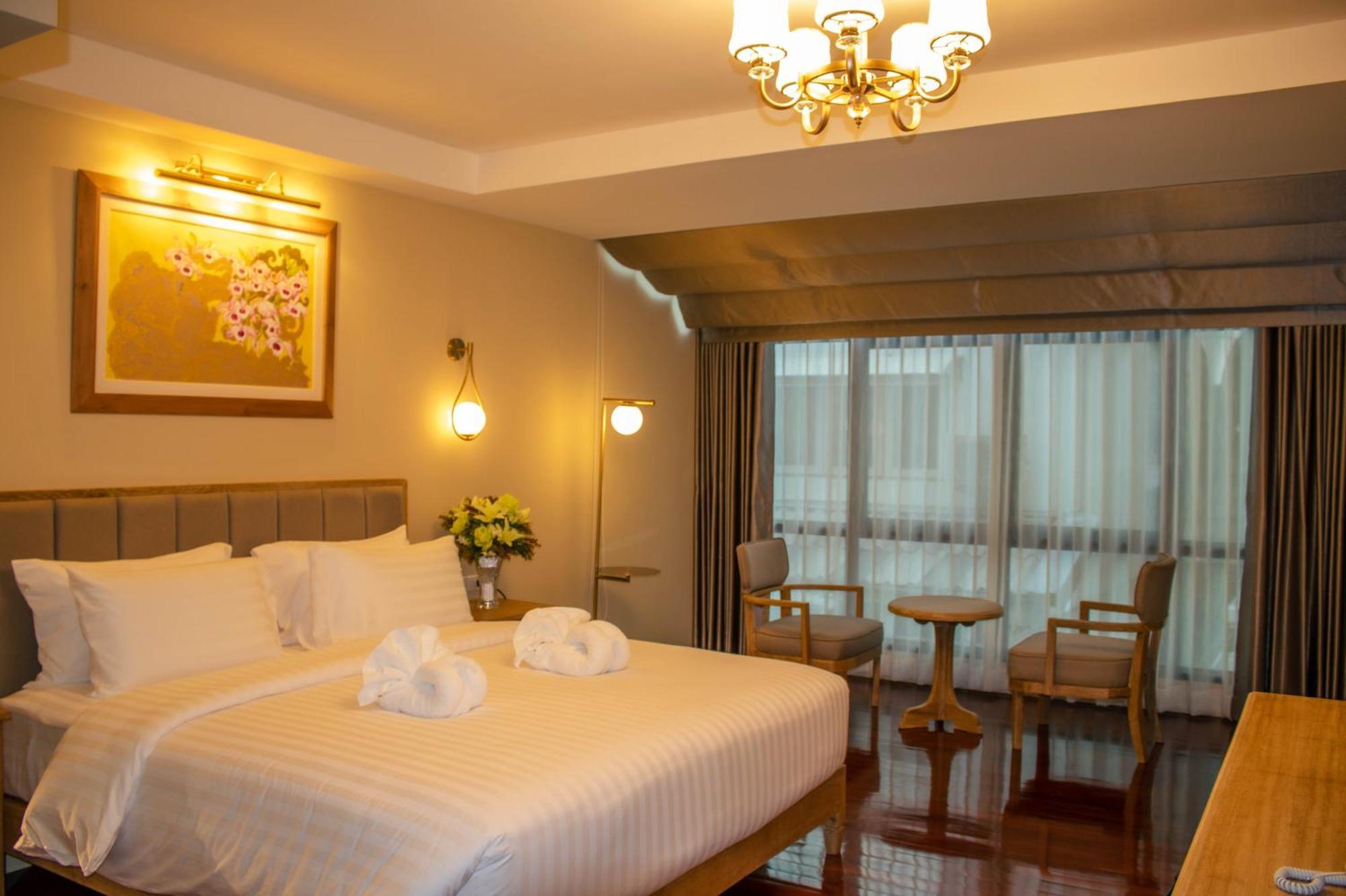 Siri Grand Bangkok Hotel Екстериор снимка