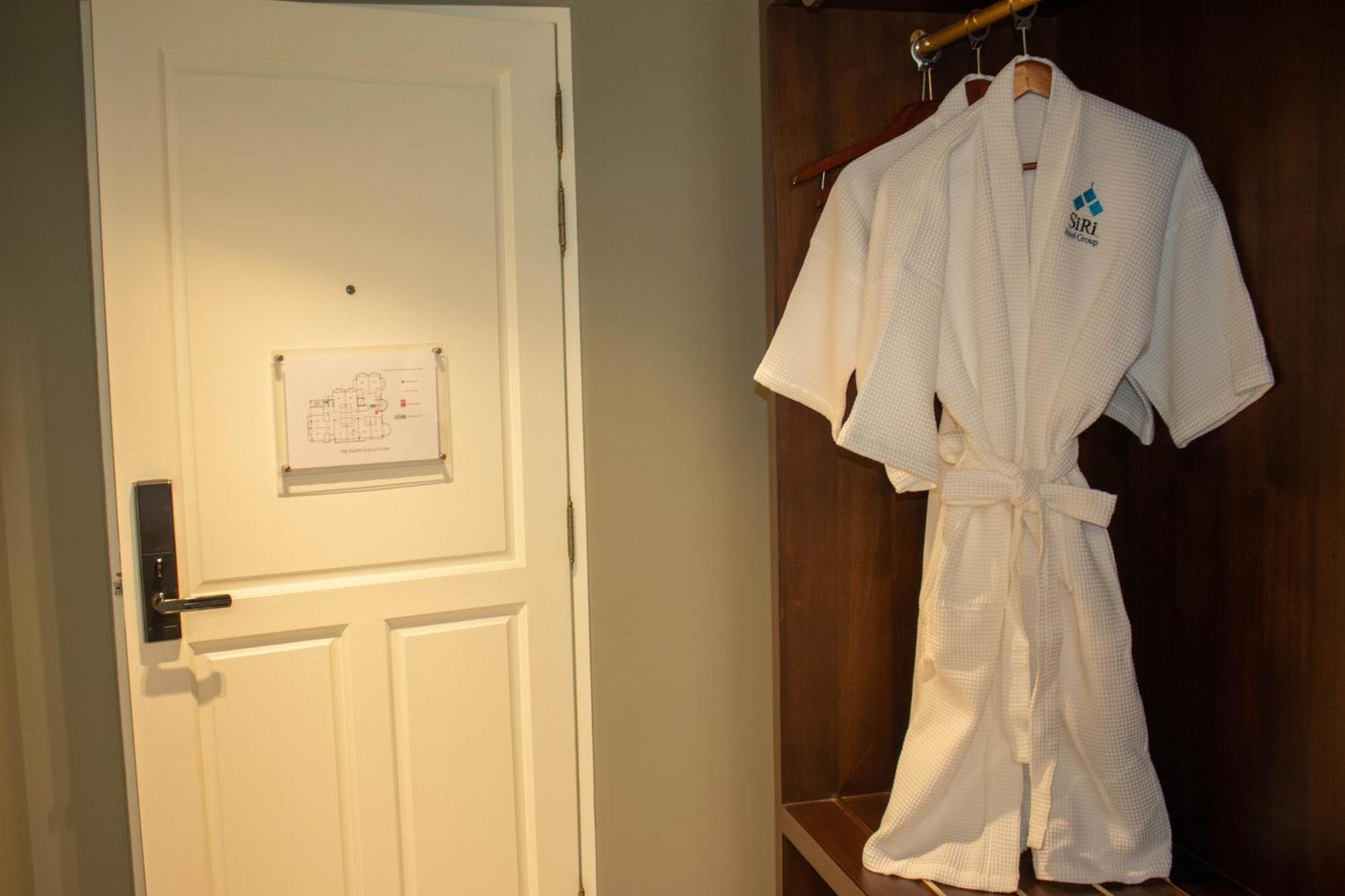 Siri Grand Bangkok Hotel Екстериор снимка