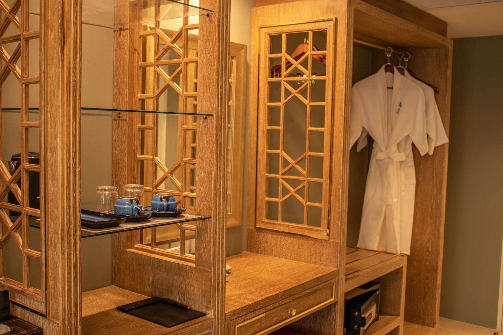 Siri Grand Bangkok Hotel Екстериор снимка