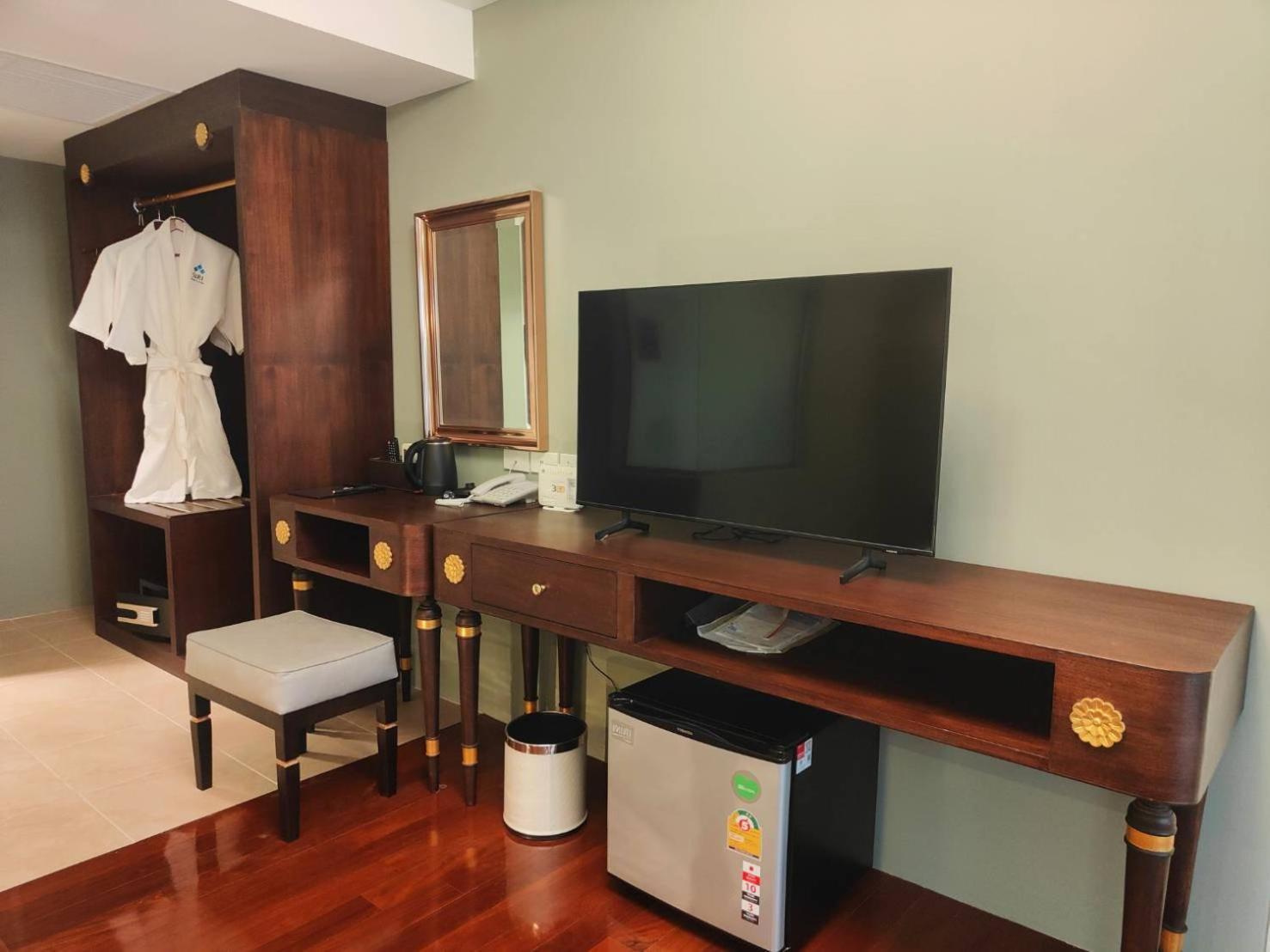Siri Grand Bangkok Hotel Екстериор снимка